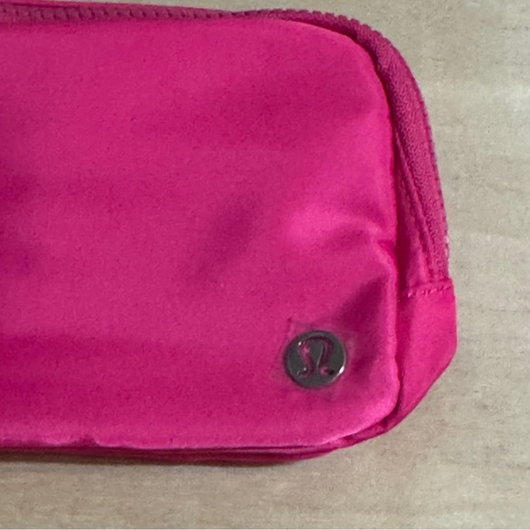 NWT Lululemon Everywhere Belt Bag 1L Sonic Pink Logo Strap - Picture 2 of 9